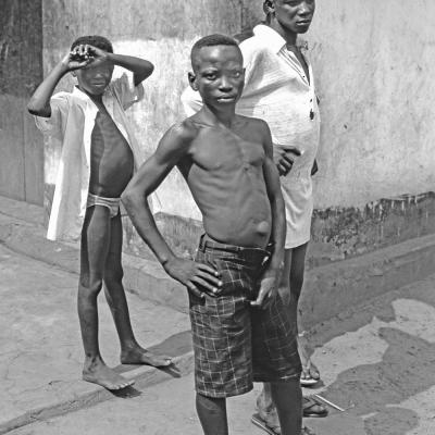 5 Md 19 95030237 Drie Jongens. Warri Nigeria 1995 Bw Zw