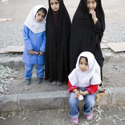 5 Md 55 208030026 Jong Gesluierd. Yazd Iran 2008